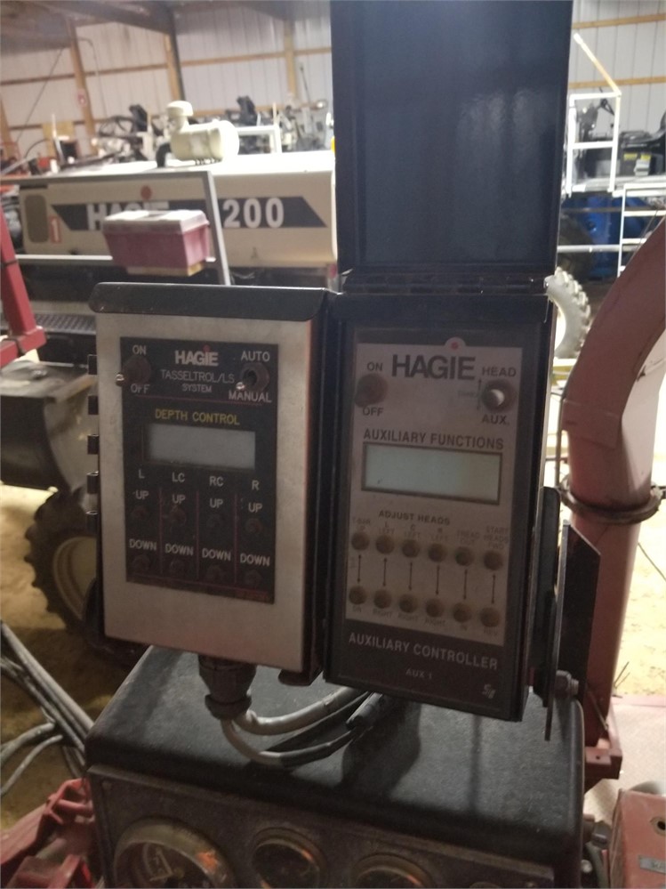 Corteva Equipment Sales Pioneer 6 Row Wheel Puller 4Dysart, IA (P