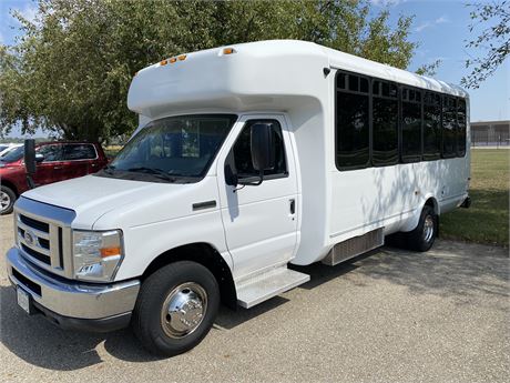 2015 Ford E450 Cutaway 21 Passenger Tour Bus (Unit # 15388)